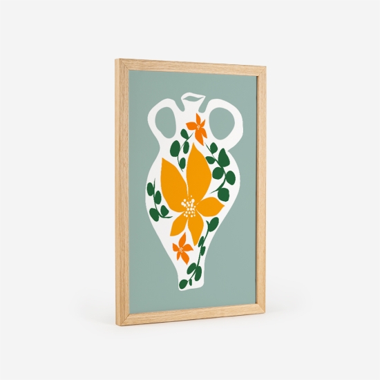 Poster de uma jarra branca com um padrão floral laranja e verde, em contraste com um fundo verde claro. 4